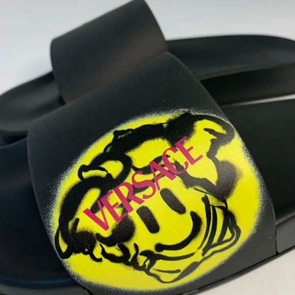 サンダル・ミュール VERSACE MEDUSA SMILEY SLIDE SANDALS (DSR609CN_1A020052W090) VERSACE MEDUSA SMILEY SLIDE SANDALS (DSR609CN_1A020052W090